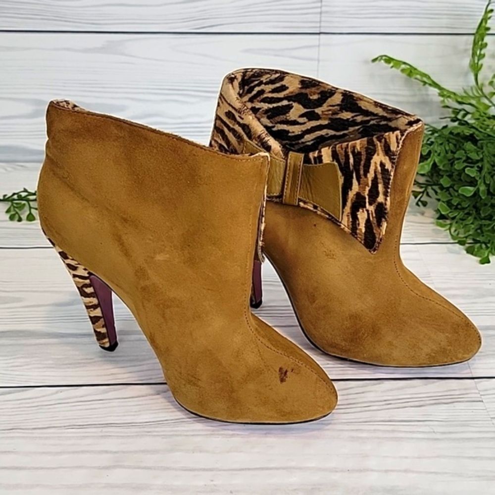 Betsey Johnson Tobi animal print brown suede booties Women's Size 6M